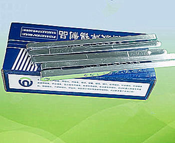 63錫條和抗氧化錫條是焊接材料中的兩種常見(jiàn)類(lèi)型，它們?cè)诔煞帧⑿阅芤约皯?yīng)用上存在以下區(qū)別